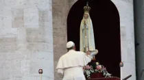 Papa Francisco al pie de la imagen original de la Virgen de Fátima. Foto: Lauren Cater / ACI Prensa