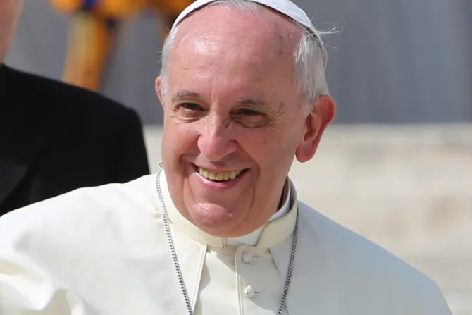 El Papa en Perú bautizó a una niña con parálisis cerebral