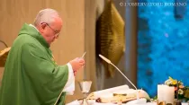 El Papa Francisco celebra Misa (Foto L'Osservatore Romano)
