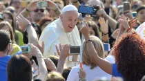 El Papa Francisco durante una audiencia en la plaza de San Pedro. Foto: L'Osservatore Romano