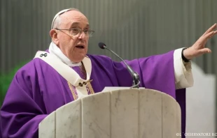 El Papa Francisco en la Misa de ayer en una parroquia de Roma. Foto L'Osservatore Romano 