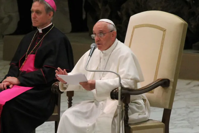 Papa Francisco aconseja a obispos no sacrificar su libertad rodeándose de “cortes”