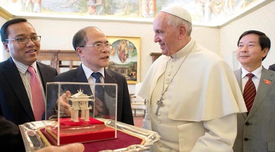 Papa Francisco y Nguyên Tân D?ng intercambian regalos. Foto: L'Osservatore Romano?w=200&h=150