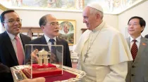 Papa Francisco y Nguyên Tân D?ng intercambian regalos. Foto: L'Osservatore Romano
