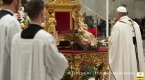 Papa Francisco frente a imagen del Niu00f1o Jesu00fas, en la Basu00edlica de San Pedro. Foto: L'Osservatore Romano.