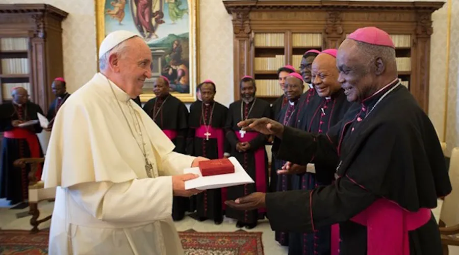 Papa Francisco y obispos de Mozambique. Foto: L'Osservatore Romano.