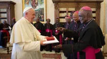Papa Francisco y obispos de Mozambique. Foto: L'Osservatore Romano.