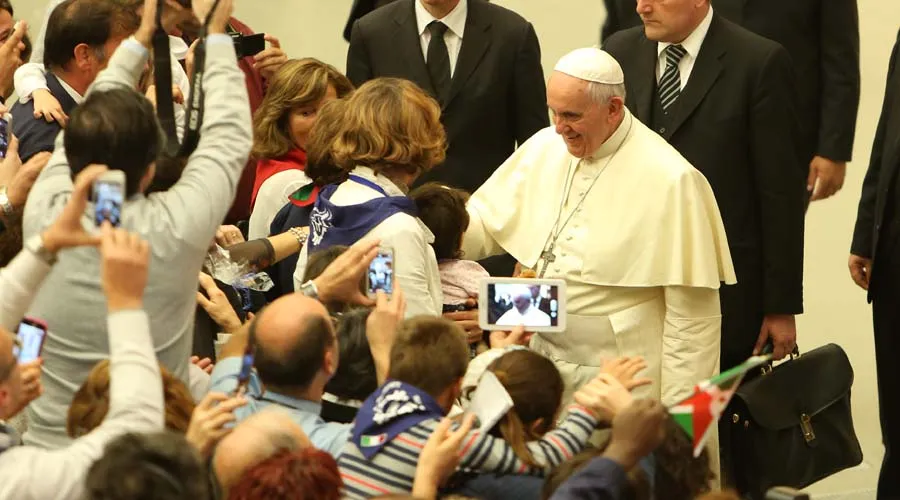 Imagen de archivo de una reunión del Papa con miembros de movimientos eclesiales. Foto: Daniel Ibáñez / ACI Prensa