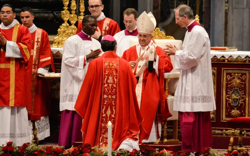 Papa Francisco impone el Palio a Arzobispo esta mañana. Foto: Daniel Ibáñez / ACI Prensa?w=200&h=150
