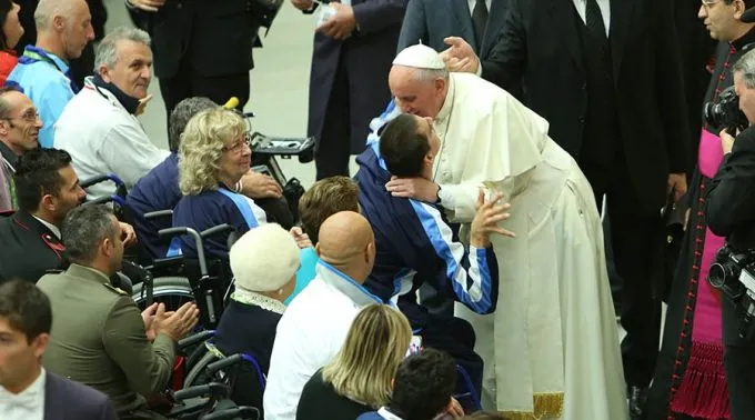Papa Francisco abraza a atleta paraolímpico. Foto: Daniel Ibáñez / ACI Prensa?w=200&h=150