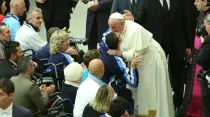 Papa Francisco abraza a atleta paraolímpico. Foto: Daniel Ibáñez / ACI Prensa