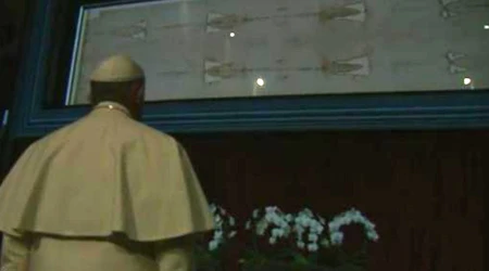 Papa Francisco venera la Su00e1bana Santa de Turu00edn