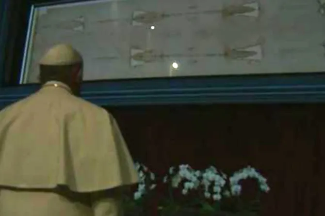 Papa Francisco venera la Sábana Santa de Turín