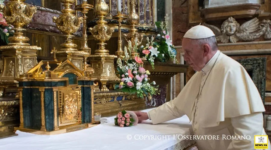 Papa Francisco deposita flores al pie de la Salus populi romani. Foto: L'Osservatore Romano.?w=200&h=150