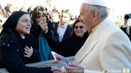 Sor Cristina saluda y regala disco al Papa Francisco