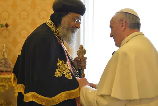“Ecumenismo de sangre” alienta reconciliación: Papa Francisco a Tawadros II