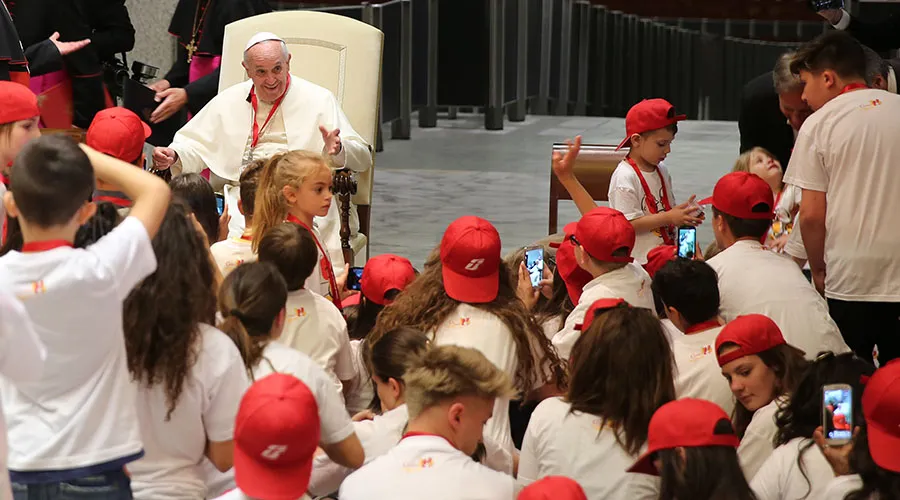 Papa Francisco con participantes del "Tren de los niños". Foto: Bohumil Petrik / ACI Prensa.?w=200&h=150