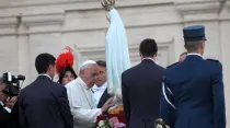 Papa Francisco al pie de imagen de la Virgen María. Foto: Lauren Cater / ACI Prensa