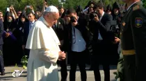 El Papa reza en silencio en el Memorial del genocidio armenio. Captura Youtube