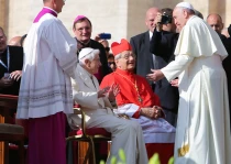 El Papa Francisco saluda a Benedicto XVI hoy en el encuentro con los ancianos (Foto Lauren Cater / ACI Prensa)