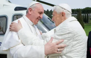 El primer encuentro del Papa Francisco y Benedicto XVI. Foto L'Osservatore Romano 