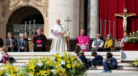 El Papa Francisco se reúne con 40 mil ancianos en San Pedro y celebra "la bendición de una larga vida"