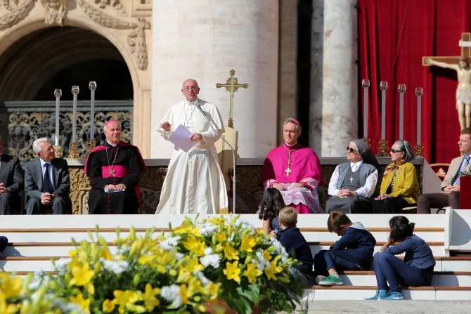 El Papa Francisco se reúne con 40 mil ancianos en San Pedro y celebra "la bendición de una larga vida"