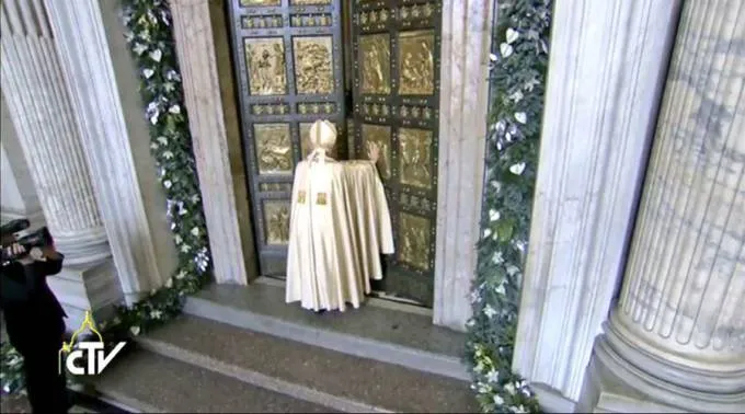 El Papa abre la Puerta Santa de la Basílica de San Pedro. Foto: Captura Youtube