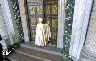 El Papa abre la Puerta Santa de la Basu00edlica de San Pedro. Foto: Captura Youtube 