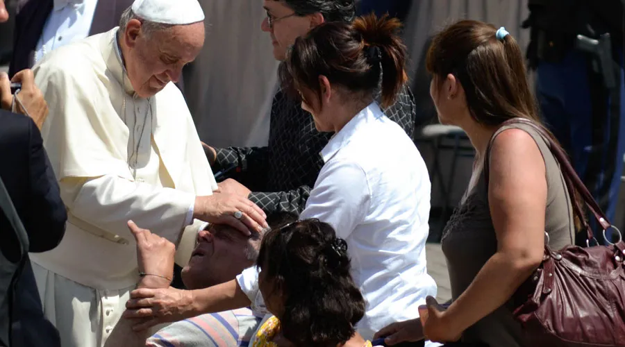 Francisco bendice a un enfermo en la Plaza de San Pedro. Foto: ACI Prensa?w=200&h=150