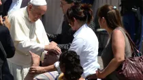 Francisco bendice a un enfermo en la Plaza de San Pedro. Foto: ACI Prensa