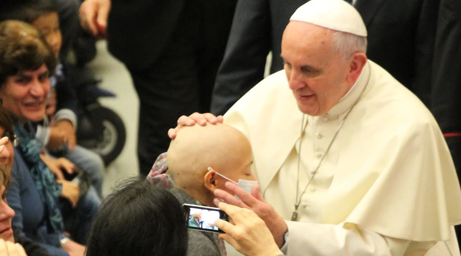 El Papa Francisco bendice a un enfermo en el Aula Pablo VI. Foto: Bohumil Petrik (ACI Prensa)?w=200&h=150