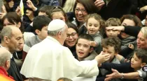 El Papa Francisco saluda a un grupo de niños. Foto: Daniel Ibáñez (ACI Prensa)