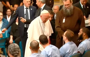 Imagen referencial: El Papa saludo a algunos presos de una cu00e1rcel en Filadelfia en su visita a Estados Unidos en 2015. Captura Youtube 