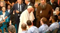 Imagen referencial: El Papa saludo a algunos presos de una cárcel en Filadelfia en su visita a Estados Unidos en 2015. Captura Youtube