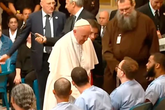Papa Francisco recibe a un grupo de presos en su casa en el Vaticano