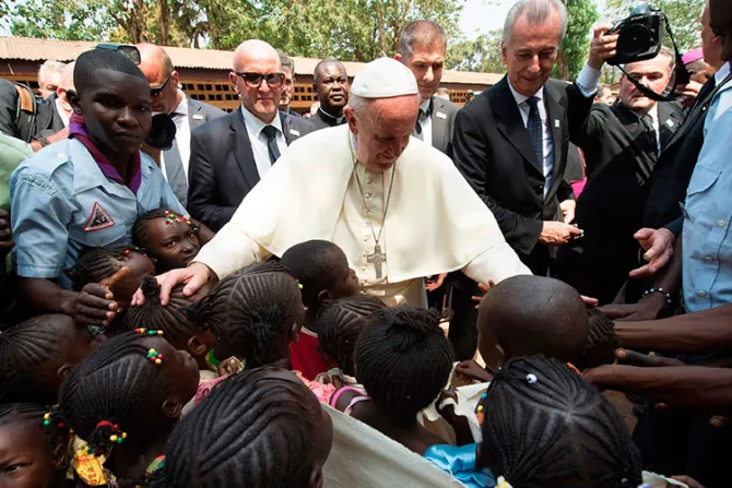 El cariño de los pobres protegió al Papa en zona de guerra de África, dice Cardenal