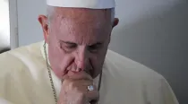 Papa Francisco reza por periodista fallecido. Foto: Alan Holdren / ACI Prensa