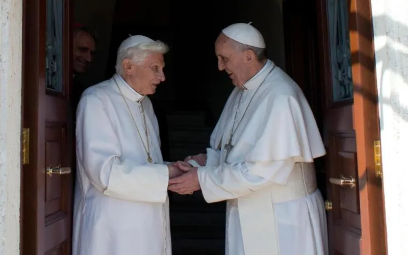 Benedicto XVI y el Papa Francisco (Foto LOR/ANSA)