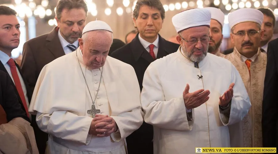 El Papa Francisco y el Gran Mufti, Mehmet Gormez, en la Mezquita Azul. Foto: L'Osservatore Romano.