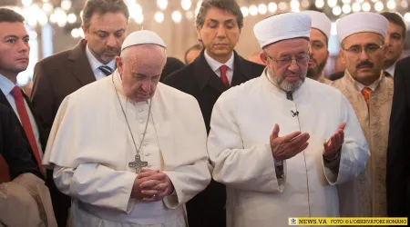 “¡Señor, acabemos con estas guerras!”, rezó Papa Francisco en la Mezquita Azul