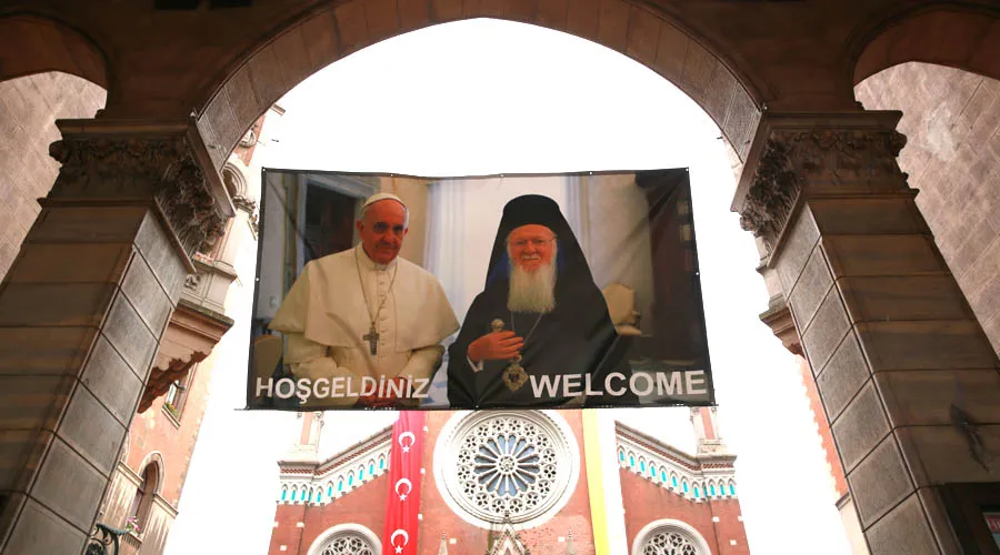 Pancarta con foto del Papa Francisco y el Patriarca Bartolomé, en Turquía. Foto: Daniel Ibáñez / ACI Prensa?w=200&h=150