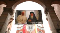 Pancarta con foto del Papa Francisco y el Patriarca Bartolomé, en Turquía. Foto: Daniel Ibáñez / ACI Prensa
