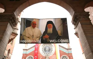 Pancarta con foto del Papa Francisco y el Patriarca Bartolomé, en Turquía. Foto: Daniel Ibáñez / ACI Prensa 