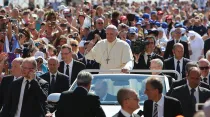 El Papa entre fieles en la Plaza de San Pedro. Foto: Bohumil Petrik / ACI Prensa