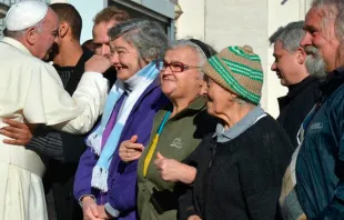 El Papa saluda a un grupo de indigentes en la Plaza de San Pedro. Foto L'Osservatore Romano 