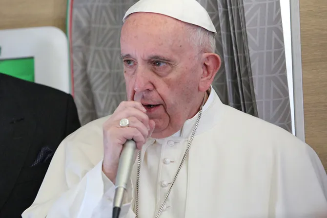 Papa Francisco: Un obispo que cambia de parroquia a un sacerdote abusador debe renunciar