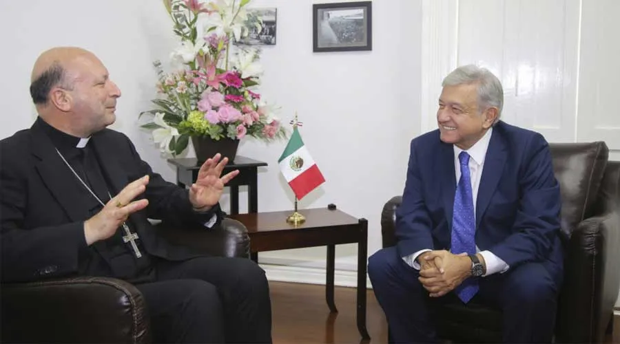 López Obrador recibe al representante del Papa Francisco en México