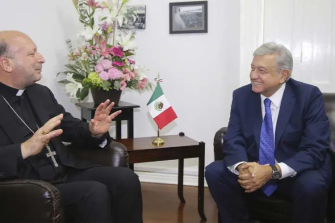 López Obrador recibe al representante del Papa Francisco en México