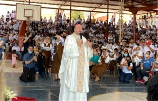 Mons. Franco Coppola en Misa en municipio de Aguililla. Cru00e9dito: Diu00f3cesis de Apatzingu00e1n. 
